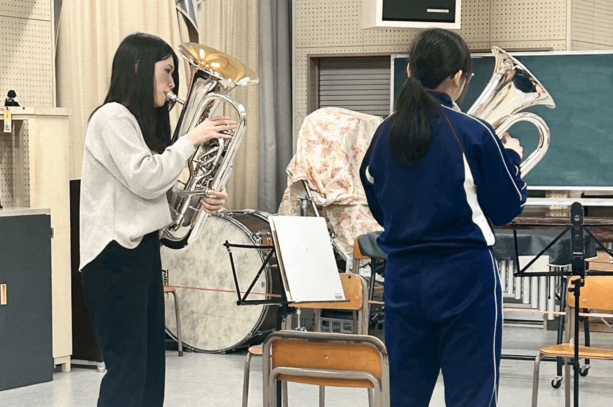 生徒にユーフォニアムをレッスンしている様子